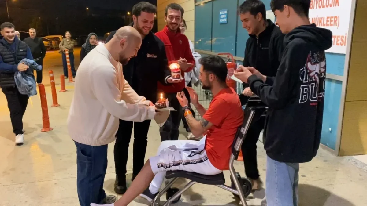 Kazada yaralandı hastanede doğum günü sürprizi yapıldı