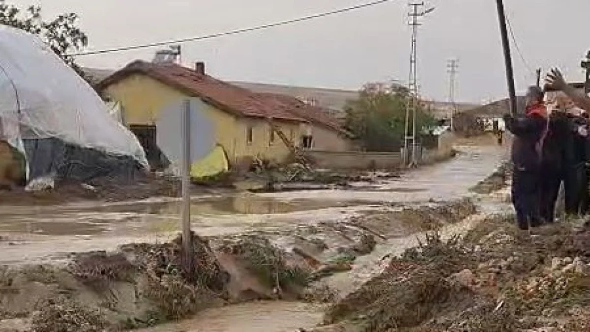 Aksaray'ı sel vurdu! Ev ve iş yerlerini su bastı