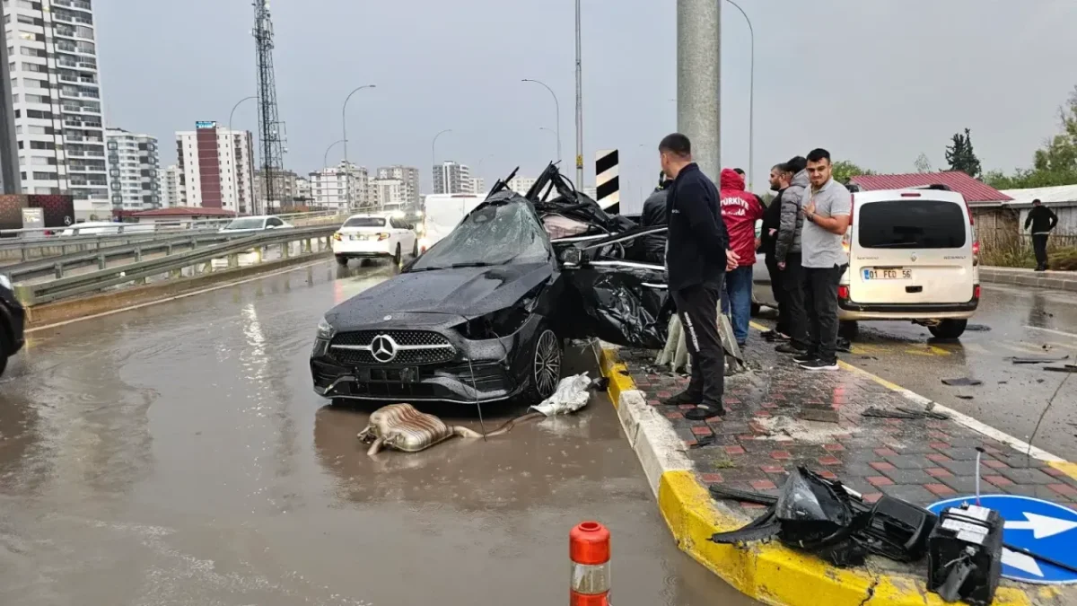 Yön tabelasının direğine çarpan otomobilin sürücüsü öldü
