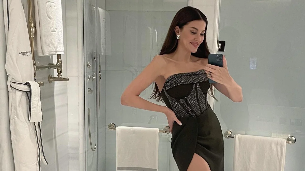 Başak Dizer Kıvanç Tatlıtuğ'ı öpmeye doymuyor: 'İyi ki doğdun aşk'