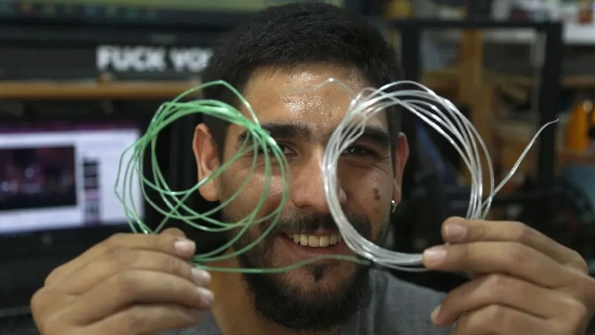 Plastik şişeyi makineye attı, 3D yazıcıya metrelerce filament çıktı