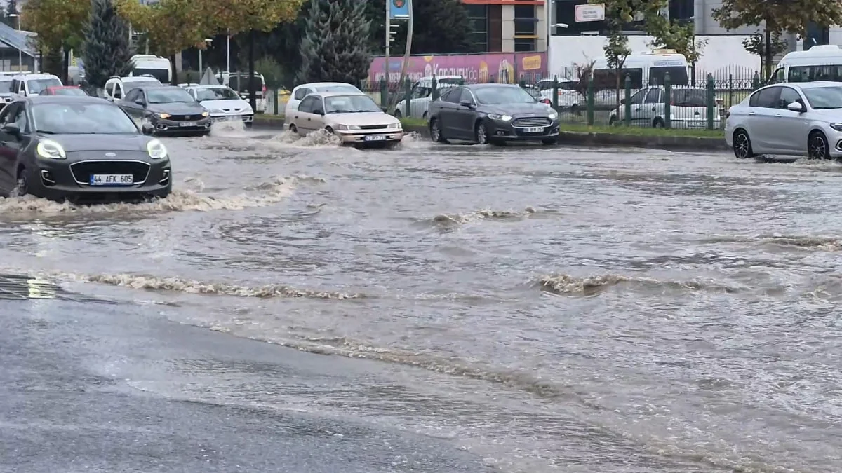 Malatya'da 15 dakikalık sağanak yağış sonucu yolları su bastı