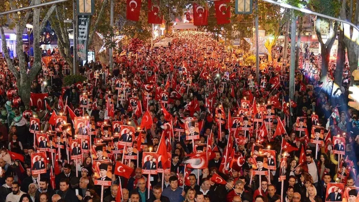 İstanbul'da 29 Ekim Cumhuriyet Yürüyüşü nerede, saat kaçta? Fener alayı programı 2026