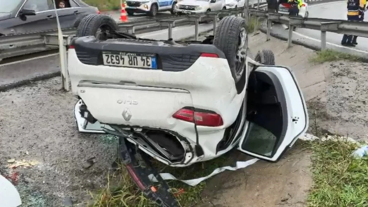İstanbul'da bariyerlere çarpan otomobil devrildi: 3 yaralı