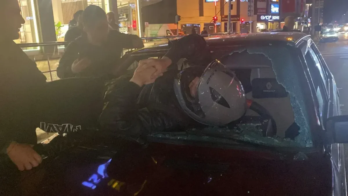 Motosiklet Sürücüsü Otomobilin Ön Camından İçeri Girdi!