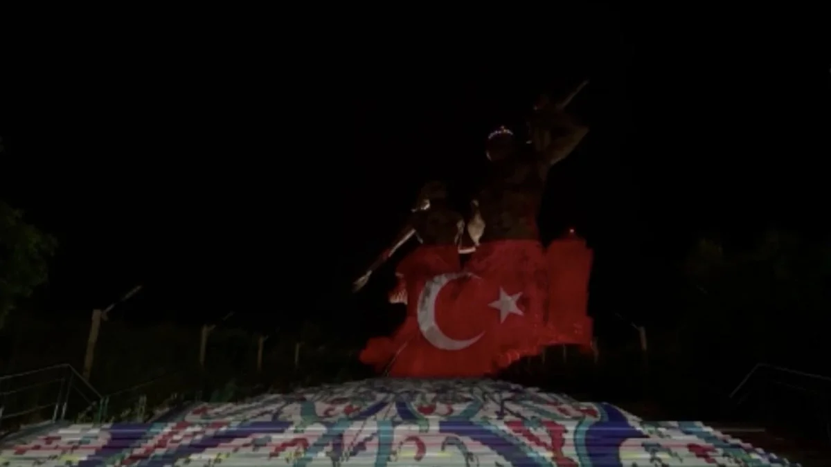 Senegal'deki Afrika'nın en büyük anıtına Türk bayrağı yansıtıldı