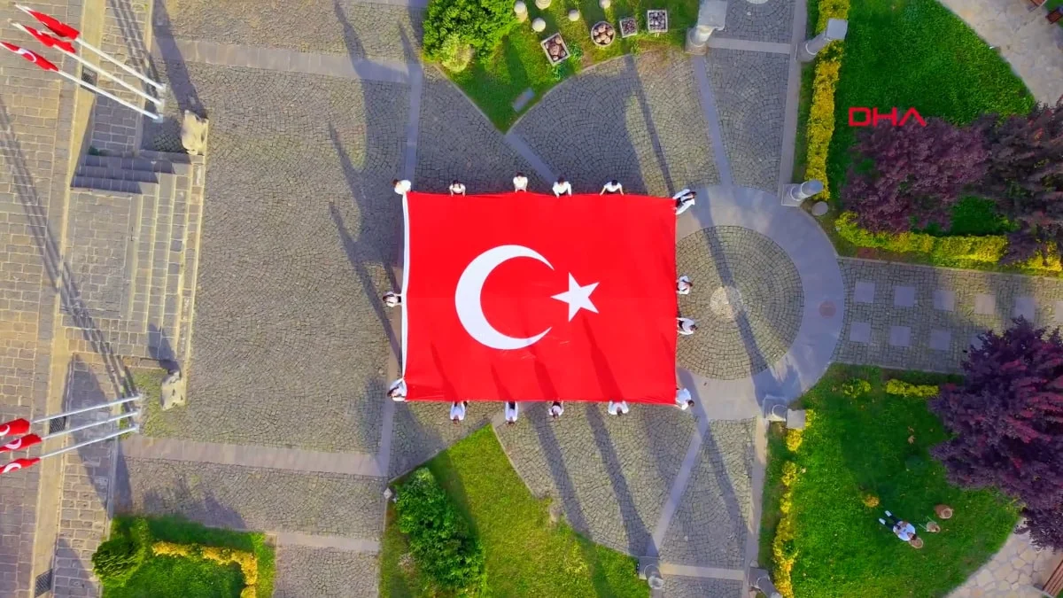 Diyarbakır’da Cumhuriyet Bayramı coşkusu: Öğrenciler dev Türk bayrağı açtı
