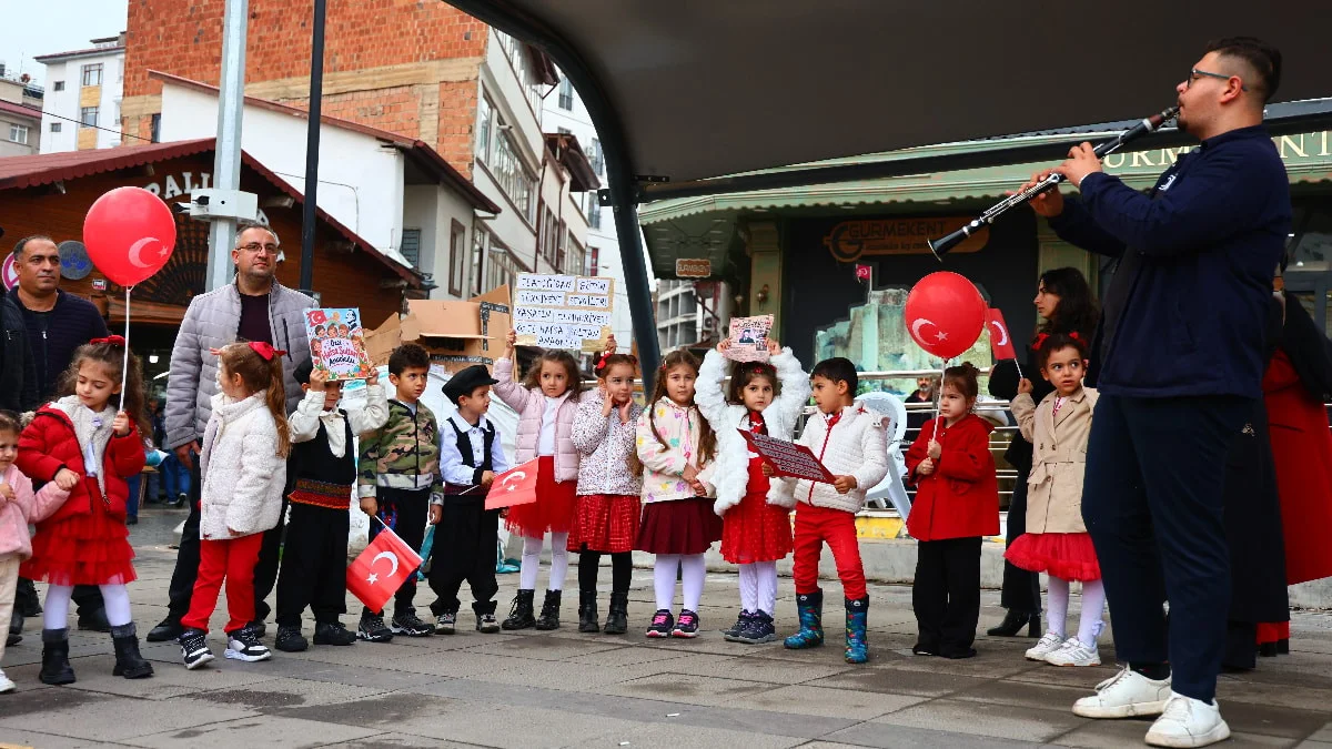 Elazığ’da miniklerin “Ölürüm Türkiyem” şarkısı yaşlı adamı duygulandırdı