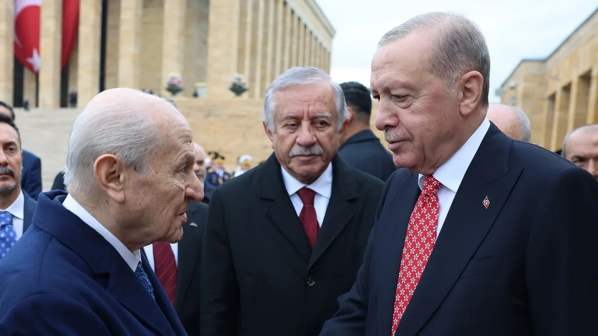 Cumhurbaşkanı Erdoğan Anıtkabir'deki törene KAAN figürleri yer alan kravatla katıldı