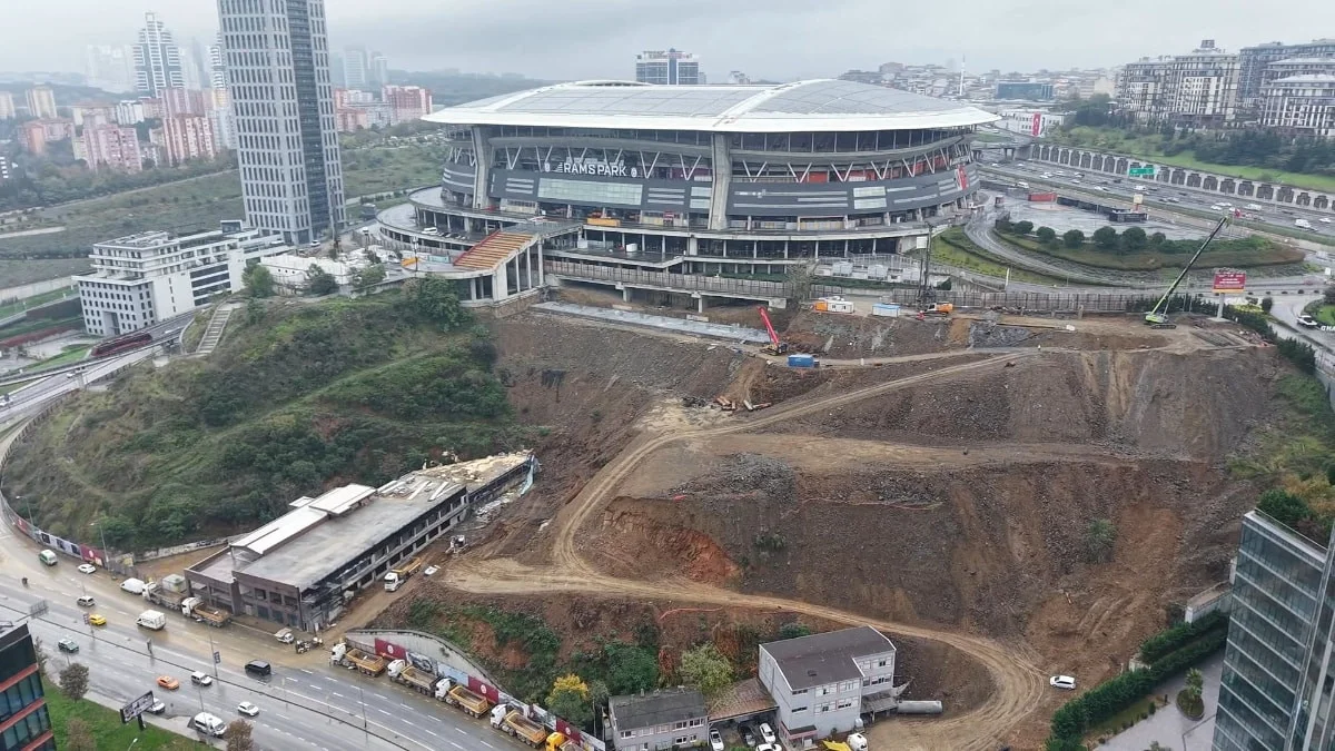 İstanbul'da selde kayan toprak kaldırılıyor