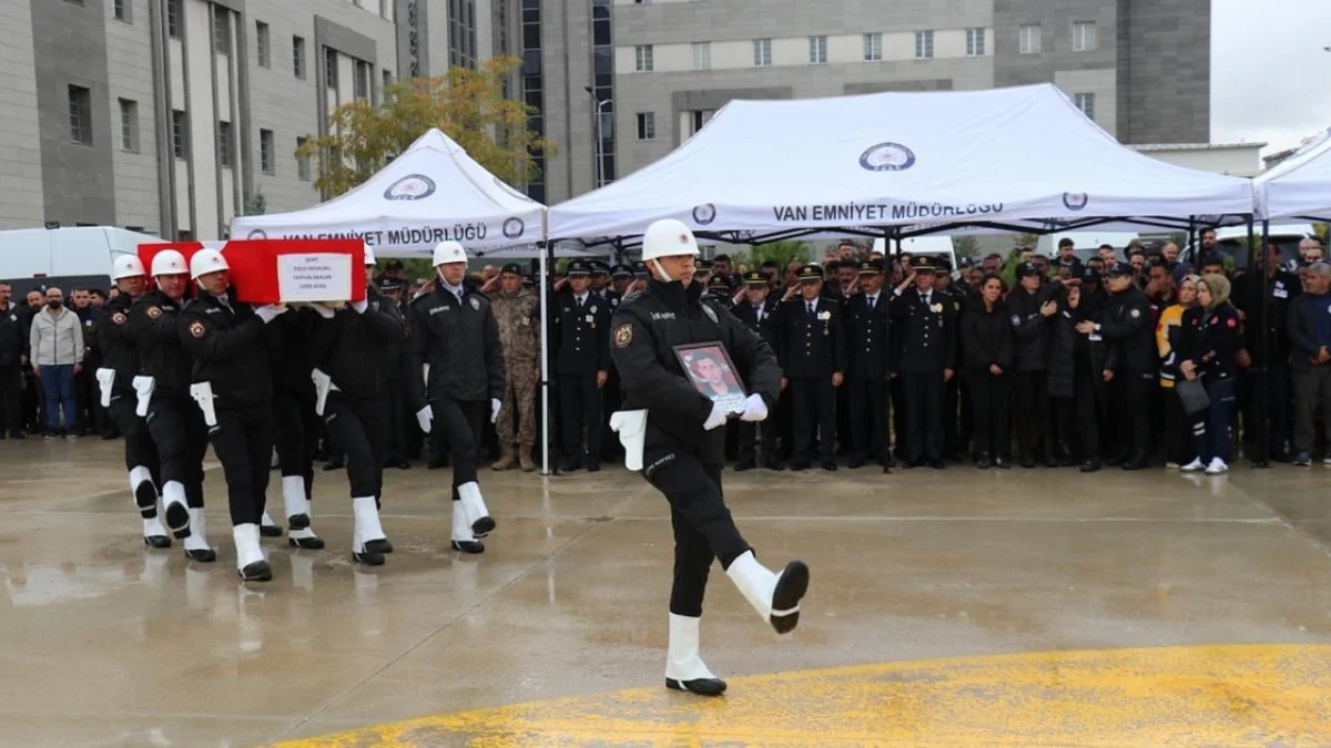 Van'da şehit olan polis memuruna veda