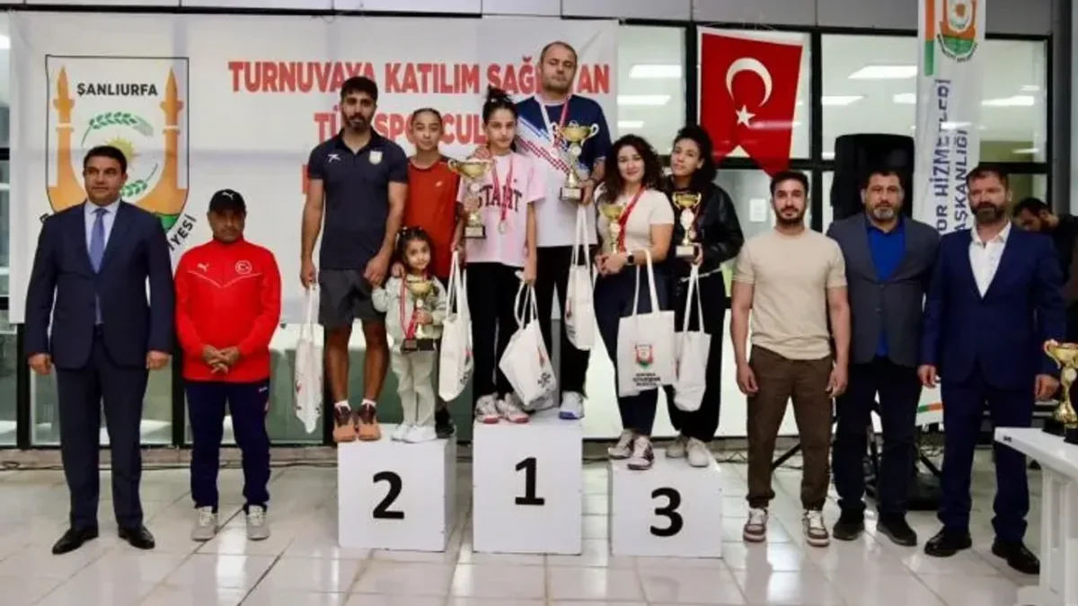 Cumhuriyet coşkusu kortlara taşındı