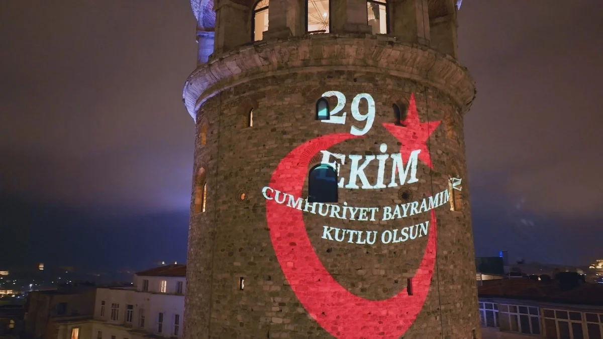 Galata Kulesi'nde 29 Ekim'e özel Atatürk gösterisi