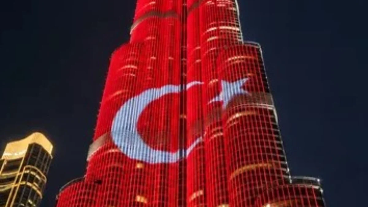 Dünyanın en yüksek binası Burj Khalifa'ya Türk bayrağı yansıtıldı