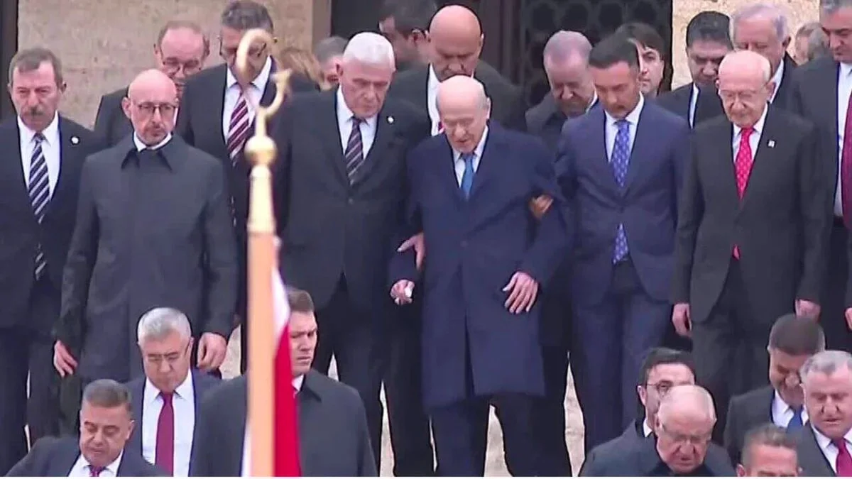Dervişoğlu'ndan Bahçeli'nin koluna girdiği görüntülere ilişkin açıklama