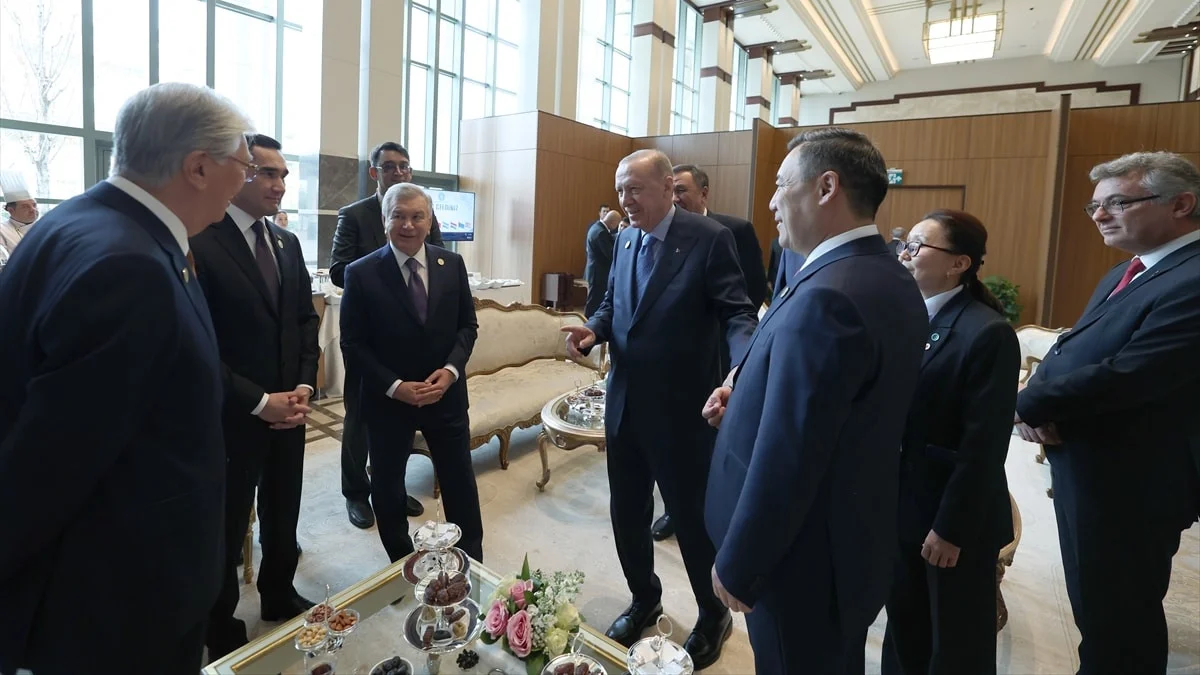 Cumhurbaşkanı Erdoğan, TDT Zirvesi kapsamında bir araya geldiği ülke liderleriyle sohbet etti