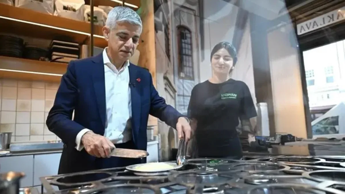Londra Belediye Başkanı Khan, Türk restoranında künefe yaptı