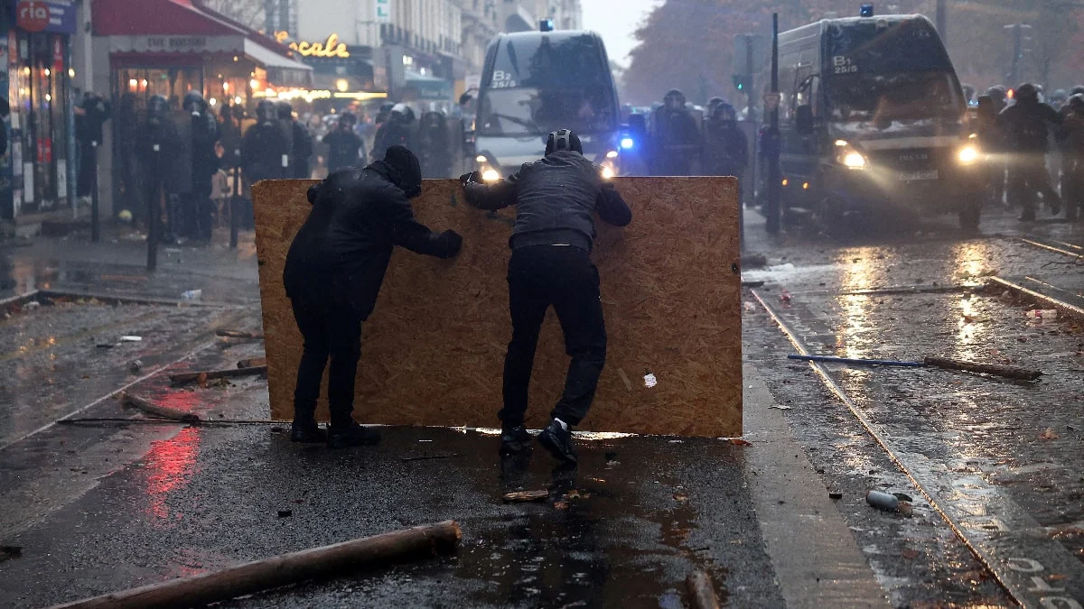 Paris'te kısmi sokağa çıkma yasağı uygulanacak