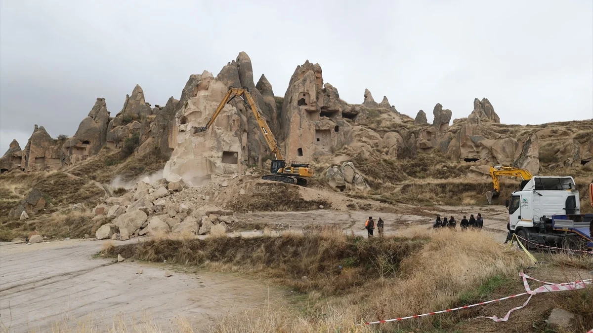 Nevşehir'de kopan kaya parçalarının bulunduğu alanda enkaz kaldırma çalışması yapılıyor
