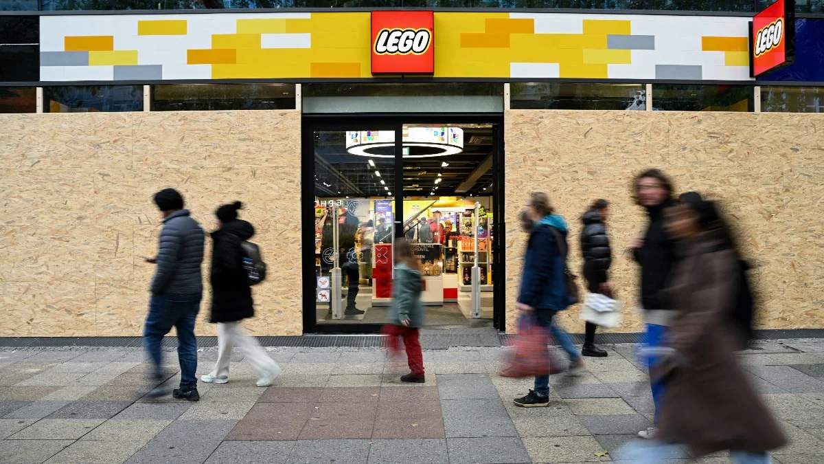 Almanya’da gösteriler öncesinde lüks mağazaların vitrinleri panellerle kapatıldı