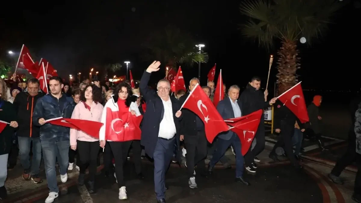 Balıkesir Edremit'te Cumhuriyet Bayramı coşkusu yağmura rağmen dinmedi